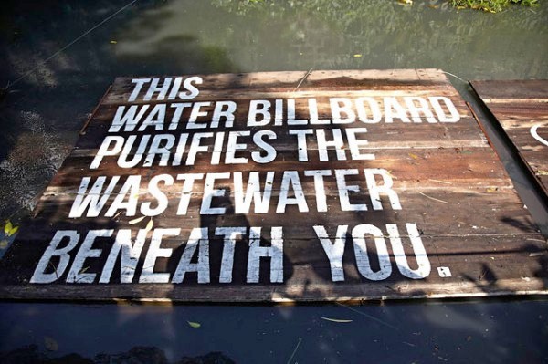 Рекламный щит очищает реку от токсинов